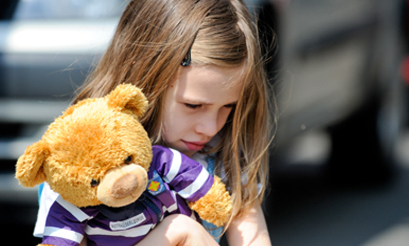 trauriges Mädchen mit Teddy